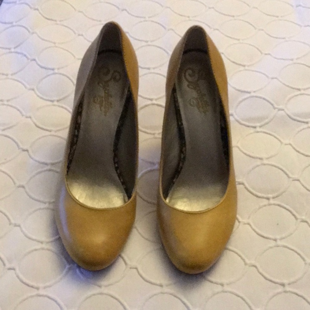 Seychelles mustard heels!